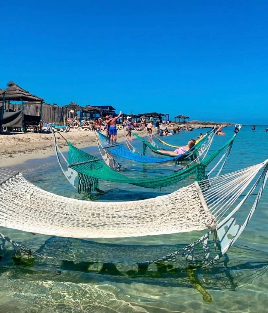 Plage sauvage et transats sur l'île Kuriat